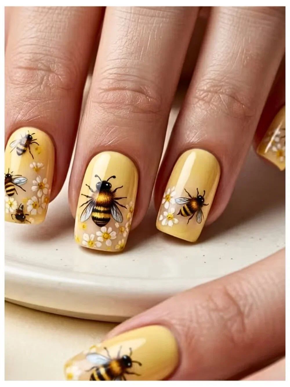 NWT 24pcs Bright Yellow Bumblebee Daisy Press On Nails Squoval